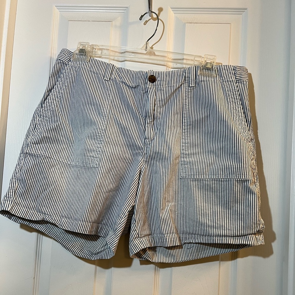 🦋 GAP Women's Navy and White Striped girlfriend chino Shorts size 16